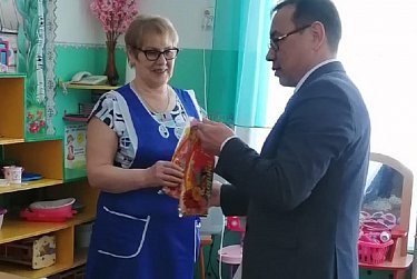 Депутаты ЗС поздравили оренбурженок 
